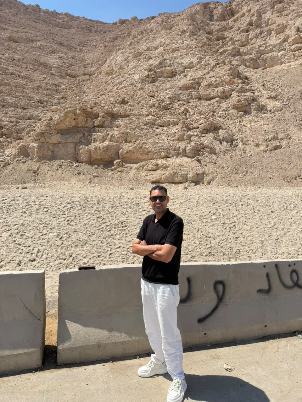 صاحب الونش بجوار الحواجز الخرسانية - العاشر من رمضان