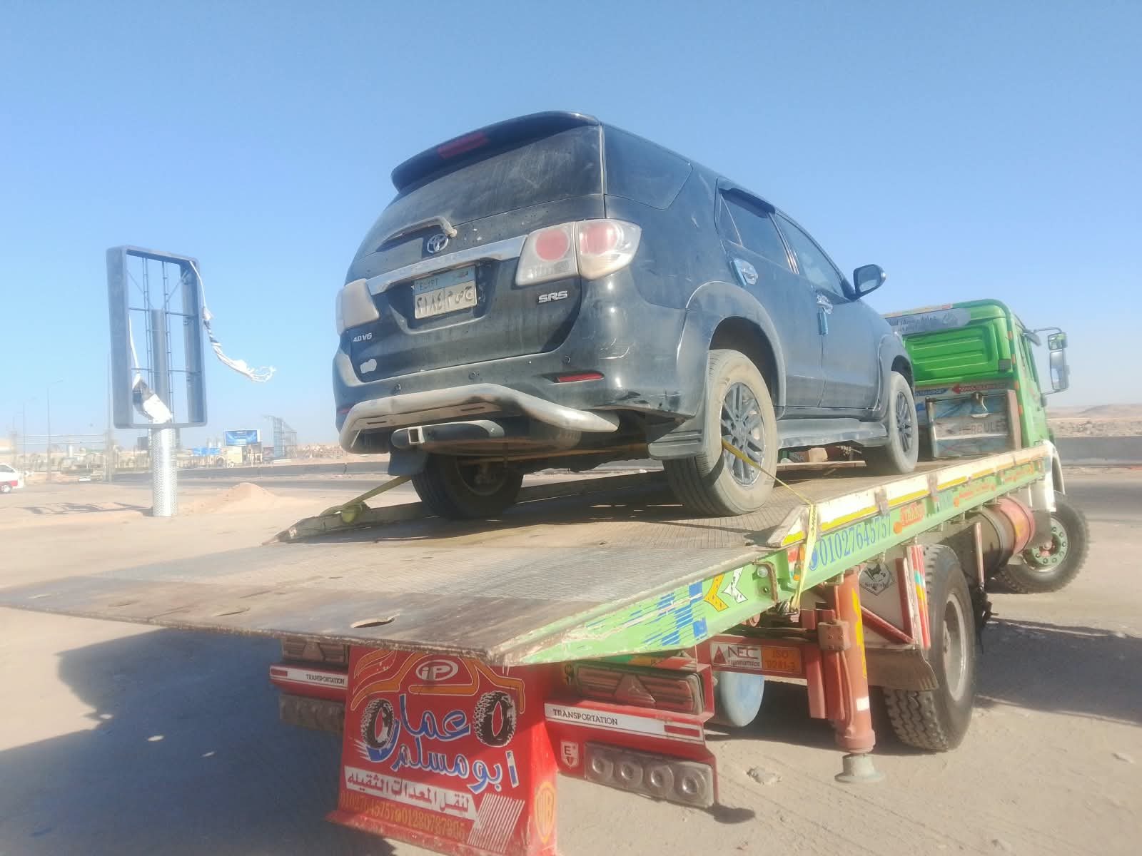 ونش ينقل سيارة دفع رباعي رمادية - محور 30 يونيو
