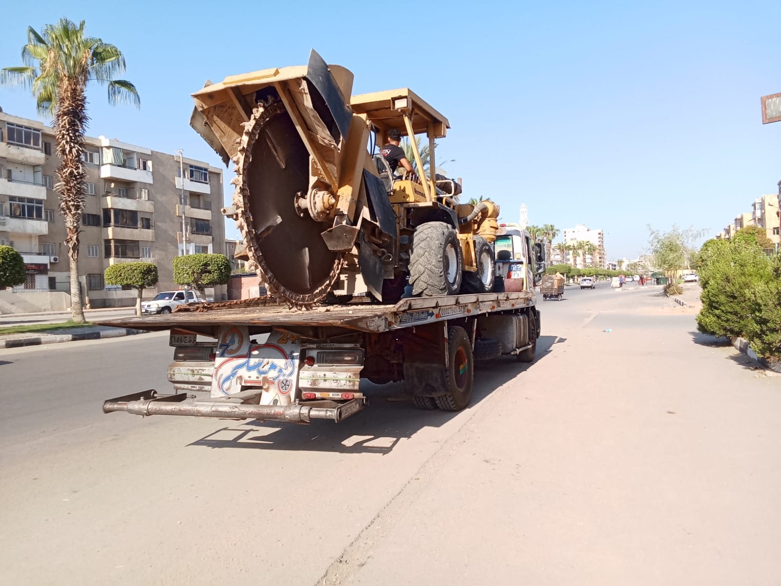 ونش ينقل فريزة حفر على الطريق - العاشر من رمضان