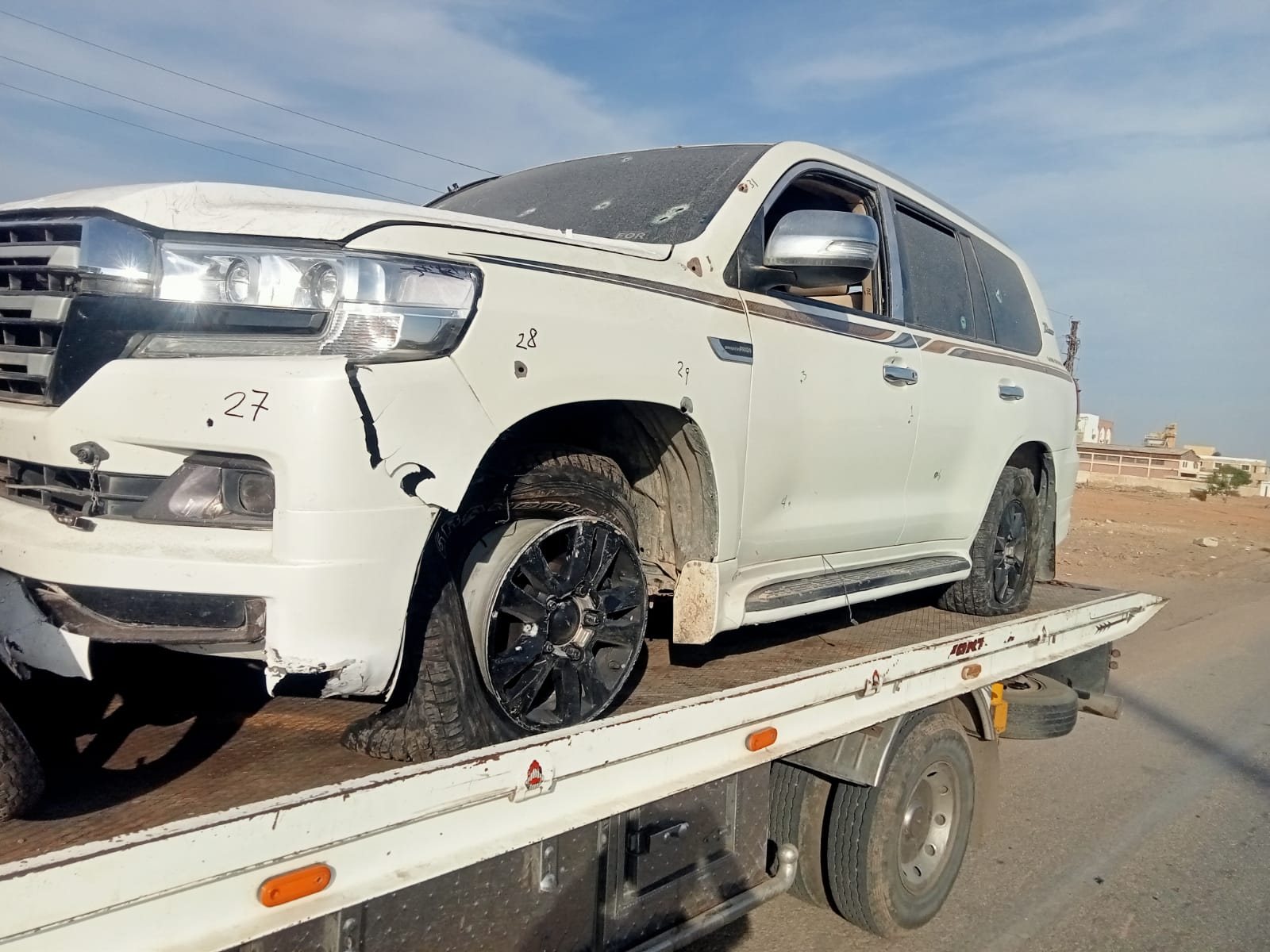 ونش أبيض ينقل سيارة SUV بيضاء متضررة - محور 30 يونيو