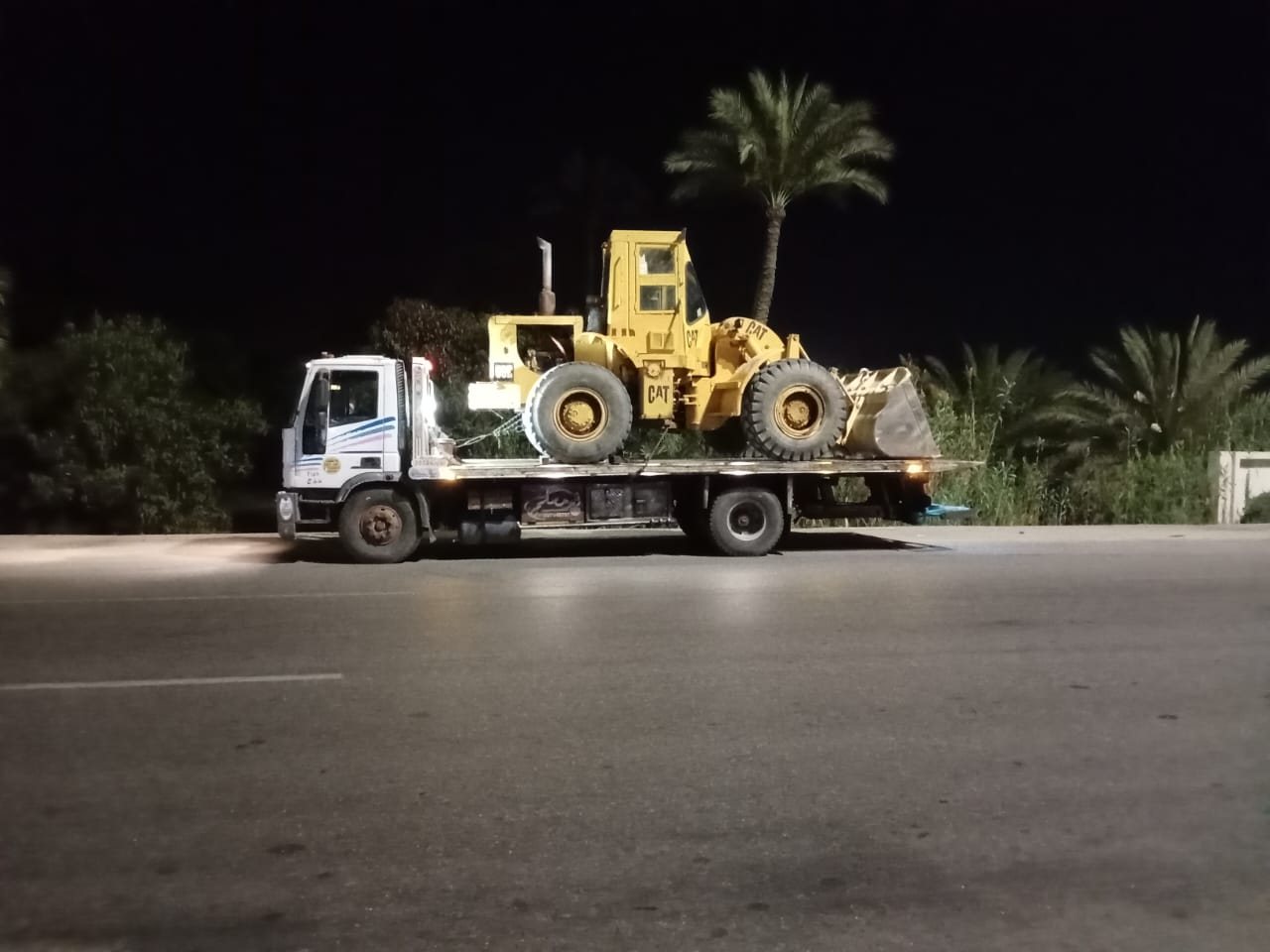 ونش أبيض ينقل لودر أصفر ليلاً - محور 30 يونيو