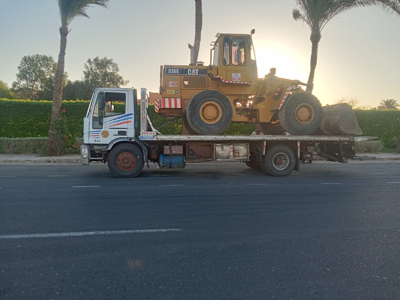 ونش أبيض ينقل لودر بني عند الغروب - محور 30 يونيو