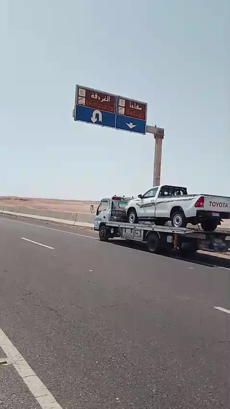 ونش ينقل بيك أب أبيض على الطريق - العاشر من رمضان