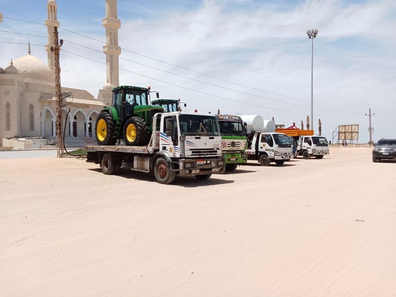 ونشات ومعدات على طريق بجوار مسجد - العاشر من رمضان