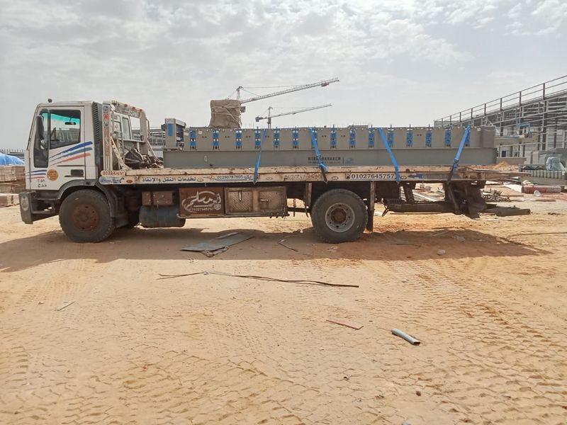 شاحنة نقل مسطحة على أرض ترابية - الإسماعيلية