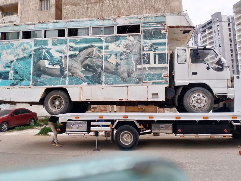 شاحنة نقل تحمل بضاعة مغلفة - العاشر من رمضان