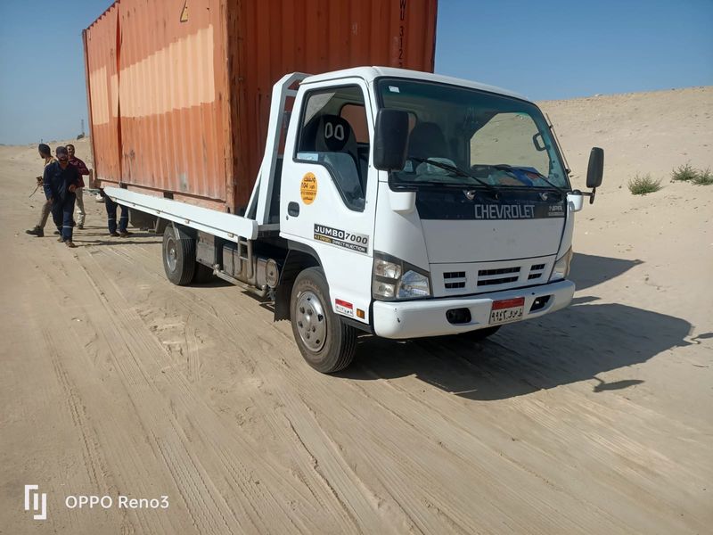 ونش أبيض بصندوق حاوية برتقالي على الرمال - العاشر من رمضان