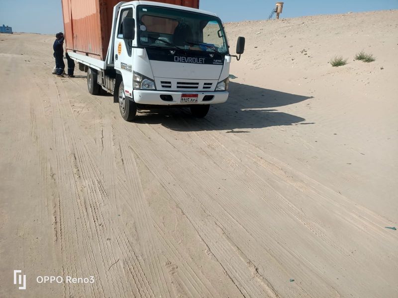 ونش أبيض بصندوق حاوية برتقالي في الصحراء - العاشر من رمضان
