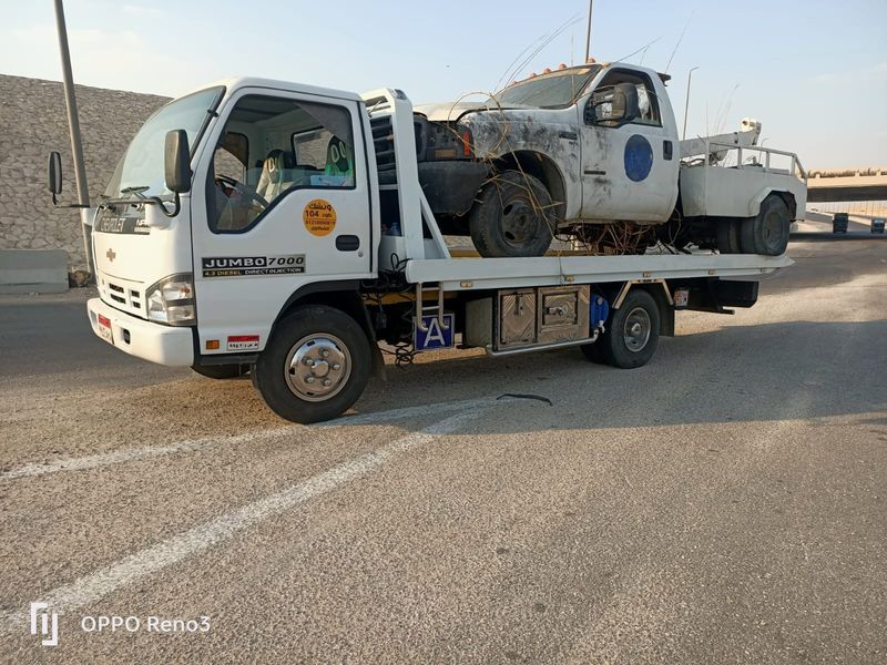 ونش أبيض ينقل سيارة بيك أب متضررة - العاشر من رمضان