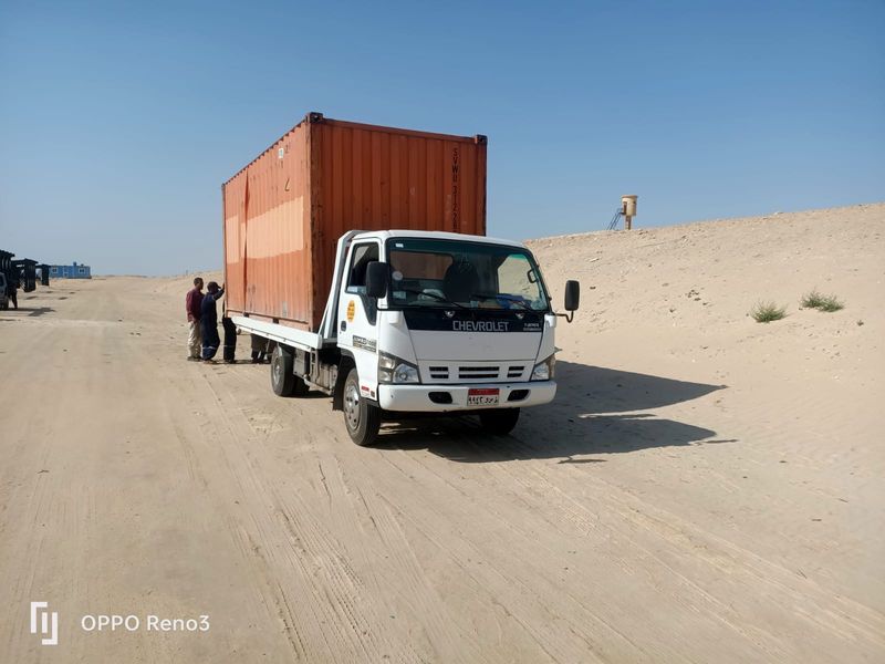 ونش أبيض بصندوق حاوية برتقالي في الصحراء - العاشر من رمضان
