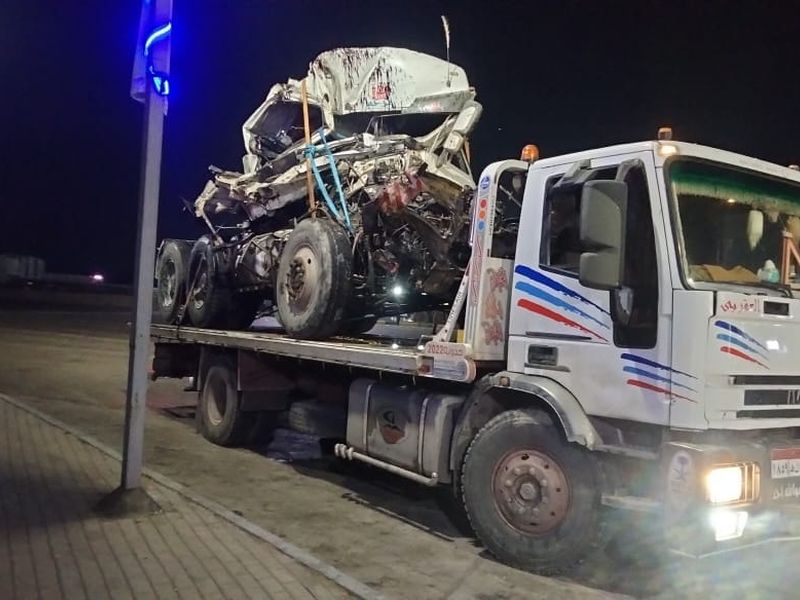 ونش أبيض ينقل سيارة متضررة من حادث ليلاً - العاشر من رمضان