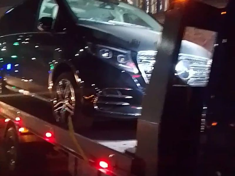 ونش ينقل سيارة مرسيدس متضررة ليلاً - الإسماعيلية