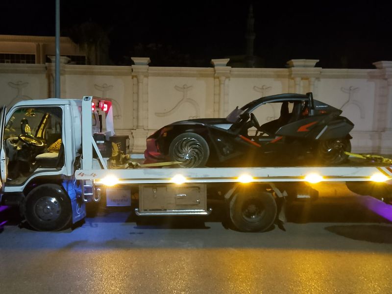 ونش أبيض ينقل سيارة سوداء ليلاً - العاشر من رمضان