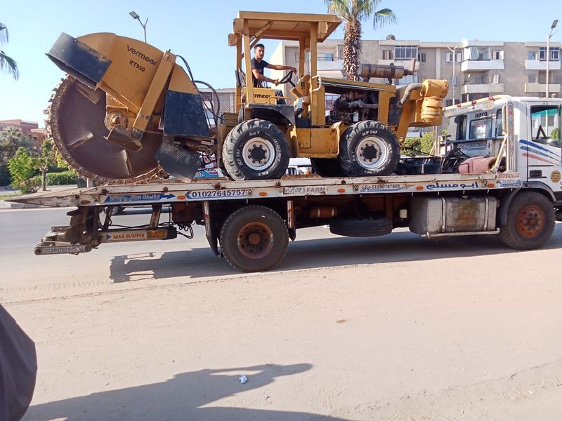 ونش ينقل فريزة حفر على الطريق - العاشر من رمضان