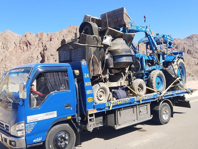 ونش أزرق ينقل جرارات متضررة - العاشر من رمضان