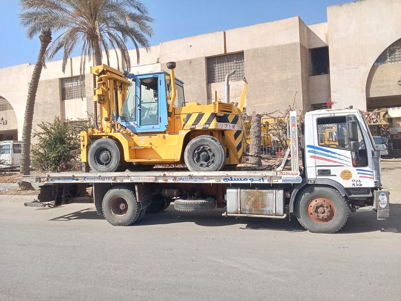 ونش أبيض ينقل رافعة شوكية صفراء - العاشر من رمضان