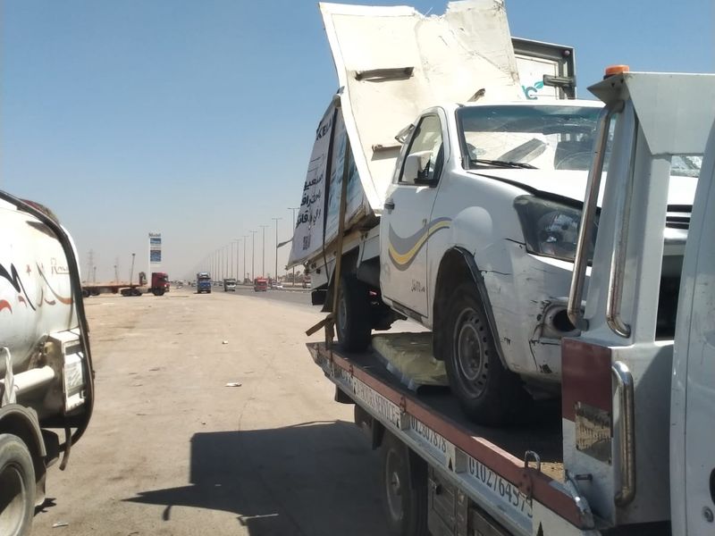 ونش ينقل سيارة بيك أب بيضاء مصدومة - الإسماعيلية