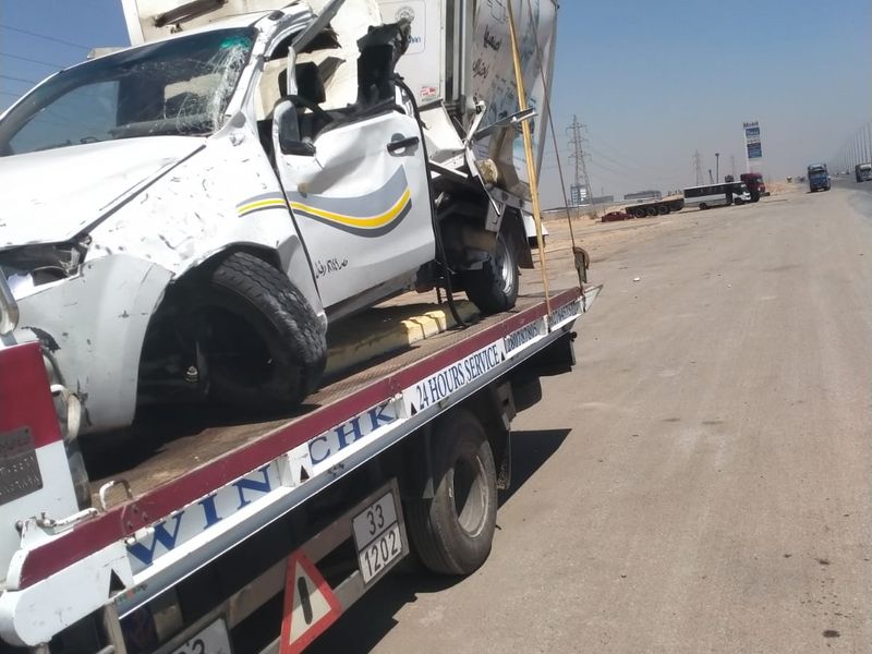 ونش ينقل سيارة بيك أب بيضاء مصدومة - الإسماعيلية