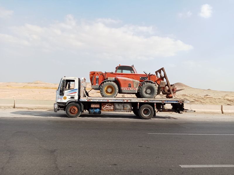 ونش ينقل معدة حمراء على طريق - الإسماعيلية