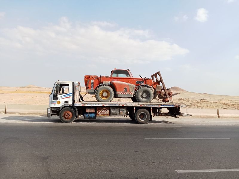 ونش ينقل معدة حمراء على طريق - الإسماعيلية
