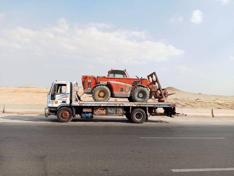 ونش ينقل معدة حمراء على طريق - الإسماعيلية