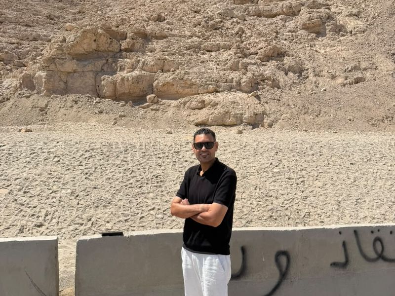 أحد أفراد الفريق أمام الجبل - العاشر من رمضان
