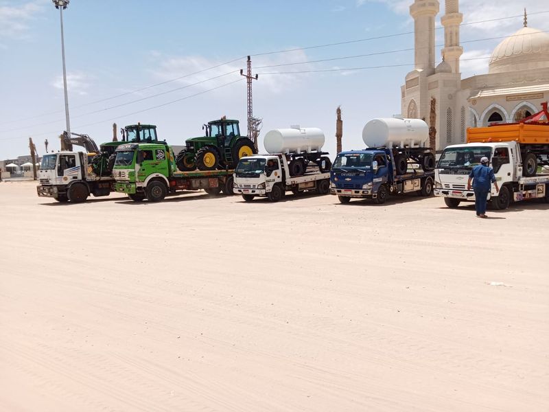 ونش ينقل معدات أمام المسجد - العاشر من رمضان
